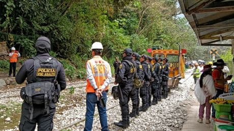 Evacúan a 1.400 turistas varados por protestas en Machu Picchu, que  podría perder el sello de Maravilla del Mundo
