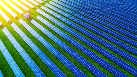 La solar entra en el club de los grandes generadores eléctricos tradicionales