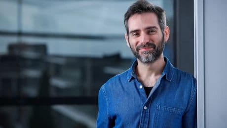 Toni Sánchez Bernal publica su segunda novela, 'Atrapada en la oscuridad': "Soy lector y escritor por Alicia Giménez Bartlett, es mi madre literaria"