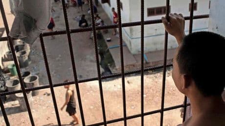 Nederlandse (70) gevangene in Laos wacht hel op aarde: vastgeketend in donker hol, slaag en waterige soep