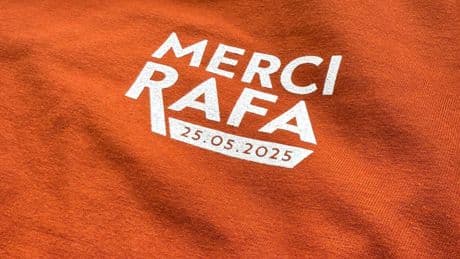 La camiseta conmemorativa de París a Nadal: 'Merci Rafa'