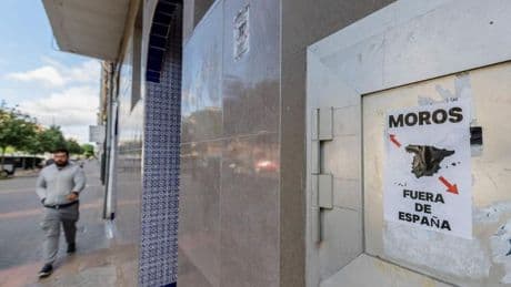Empapelan con carteles de 'moros fuera de España' una mezquita de Vitoria