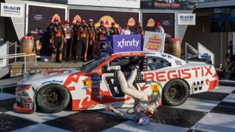 Conmoción en la Nascar: se cae del coche al celebrar la victoria y acaba en el hospital