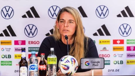 Kurz vor der Frauen-EM - Künzer verlängert beim DFB
