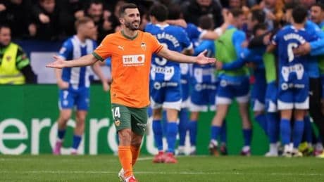 El VAR de la jugada polémica del Alavés-Valencia: "El portero nunca toca balón ¿vale? Es penalti"