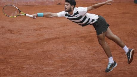 Un serio Alcaraz se anota el primer set ante Zeppieri en su debut en Roland Garros