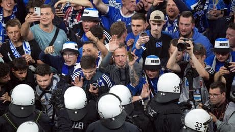 Stadion im Aufstiegsrausch zerlegt: HSV-Aufstieg endet für viele Fans im Krankenhaus