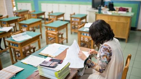 42 Lehrerinnen werden zu Beamtinnen ernannt und reichen gleich die Scheidung ein