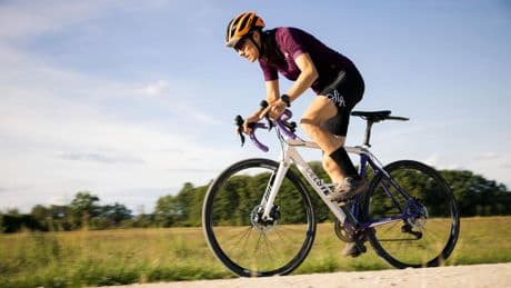 “Hacer ciclismo con calor exige más esfuerzo al cuerpo”: cómo protegerse al pedalear en plena ola de calor