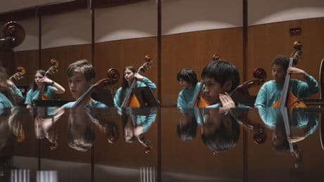 Sur la scène de l’Opéra de Paris, des jeunes musiciens expérimentent la vie d’orchestre