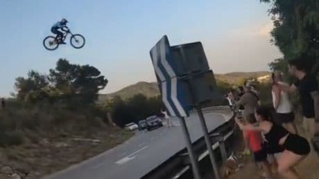 Temeridad ciclista en Badalona: impactante salto al vacío, con una rampa casera, por encima de la carretera que va a Montcada