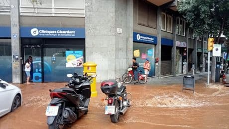 Una fuga de agua inunda el cruce de las calles Mallorca y Viladomat de Barcelona en l&#039;Eixample