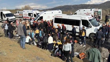 Sivas'ta öğretmenleri taşıyan minibüs ile otomobil çarpıştı: 1 can kaybı, 17 yaralı