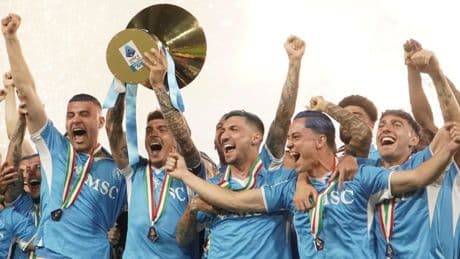 Napoli, quarto scudetto. La città in festa dopo il 2-0 sul Cagliari. L’Inter vince ma non basta