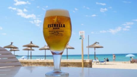 Este es el truco más sencillo para enfriar cervezas en tiempo récord, confirmado por un químico