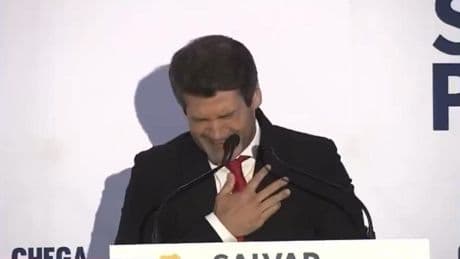 El líder de la ultraderecha portuguesa, André Ventura, se marea en pleno mitin: "Os agradezco las oraciones"