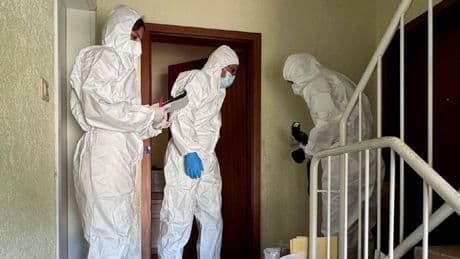 Überall Blut - Mehr als 30 Verletzungen! Mann (42) in Wohnung getötet