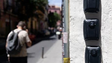 Los pisos turísticos fuera del centro de Madrid solo podrán estar en sótanos, plantas bajas y primeras con acceso independiente