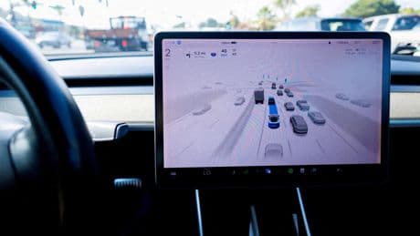 Conduite autonome : l’incroyable vidéo d’une Tesla sans conducteur qui slalome sur le rond-point de l’Étoile