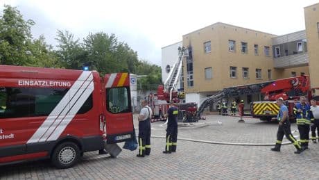 Großbrand in Klinik - Feuerwehr muss Helios-Krankenhaus evakuieren