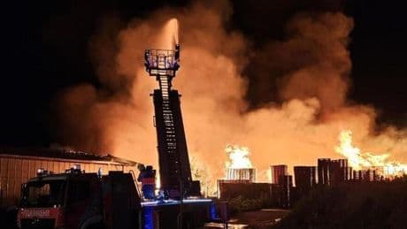 Riesiges Feuer in Marzahn: Feuerwehr im Großeinsatz