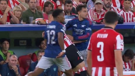 La falta previa al 0-2 que Williams reclamó en vano