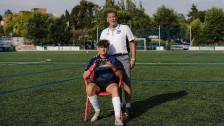 Eli, el nieto del predicador, quiere jugar al fútbol