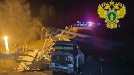 Russia, due ponti crollano in poche ore: treno precipita sull'autostrada e prende fuoco: morti e feriti