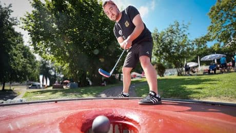 Heute WM-Start in Deutschland - Der Unterhosen-Trick ist beim Minigolf entscheidend