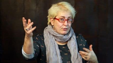 Assignée à résidence à Moscou, une journaliste russe critique de l’invasion de l’Ukraine se réfugie en France