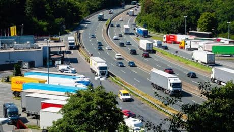 Urlaub in Österreich: Familie vergisst jungen Sohn auf Autobahn-Parkplatz