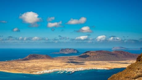 Interdite aux voitures, cette île secrète au nord de Lanzarote est encore peu connue des touristes