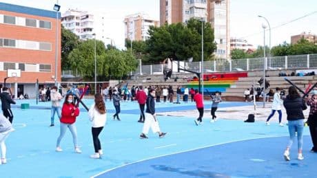 La llegada de 2.800 alumnos con el curso iniciado satura colegios de Alicante