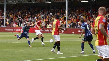 Ajax morst na spektakelstuk punten uit bij Go Ahead Eagles