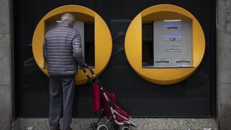 El Banco de España revela el truco para salvar tu dinero: el botón oculto del cajero