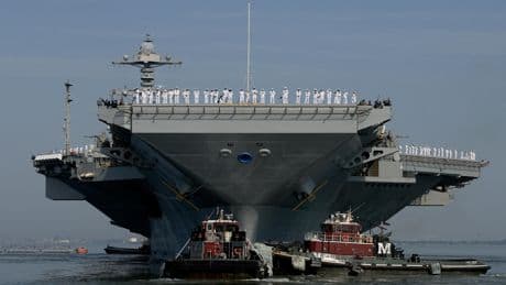 Le plus grand porte-avions du monde jette l’ancre à Marseille