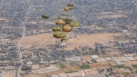 Gaza: les images des largages d'aide humanitaire par la France