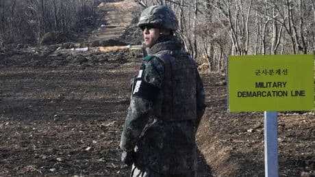 Corea del Sur rescata a un norcoreano que desertó nadando con flotadores improvisados durante horas