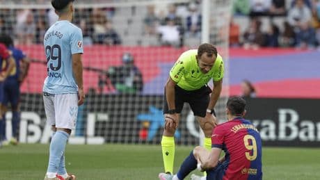 Lewandowski se retira lesionado en el tramo final del partido ante el Celta