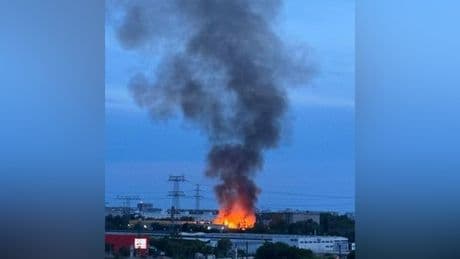 Firmengelände in Marzahn steht in Flammen