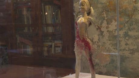 Barbie-Skulptur aus Meeres-Plastik will auf globales Problem aufmerksam machen