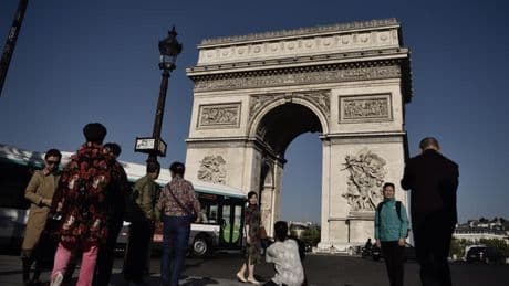Quatre affiches pro-russes collées sur l’Arc de Triomphe, une ingérence étrangère suspectée