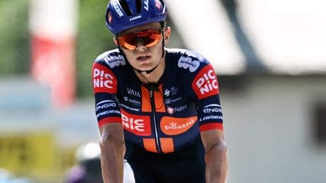 Oscar Onley klopt João Almeida en wint koninginnenrit in Zwitserland