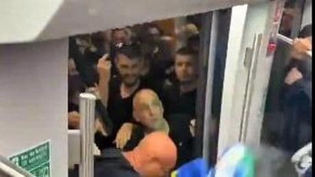 Inter-Psg a Monaco di Baviera, lanci di pietre e pugni tra tifosi. Metro ripartite dopo gli scontri