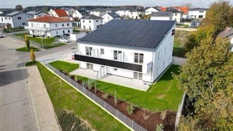 Ganz ohne Wärmepumpe: Mehrfamilienhaus in Bayern versorgt sich komplett selbst