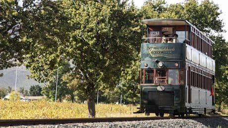 Mit der Wein-Straßenbahn in Südafrikas Gourmet-Himmel