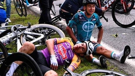 Los árbitros del Tour son los más tarjeteros