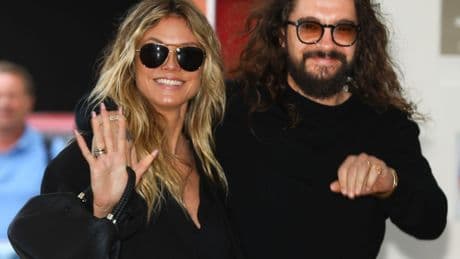 Leute: Heidi Klum witzelt über linke Füße von Ehemann Tom