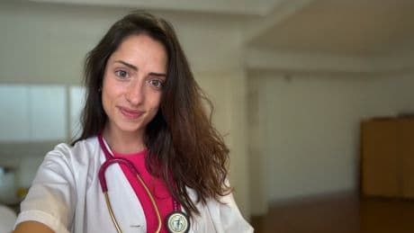 Sara Marin Berbell, médica: “El paracetamol es la mejor opción para el dolor estomacal, ya que el ibuprofeno puede irritar más el estómago a pesar de reducir la inflamación”