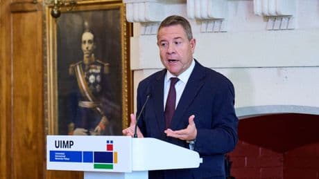 García-Page pide a Illa que aclare que Puigdemont no &quot;manda a distancia&quot; en Cataluña como sí lo hace en España